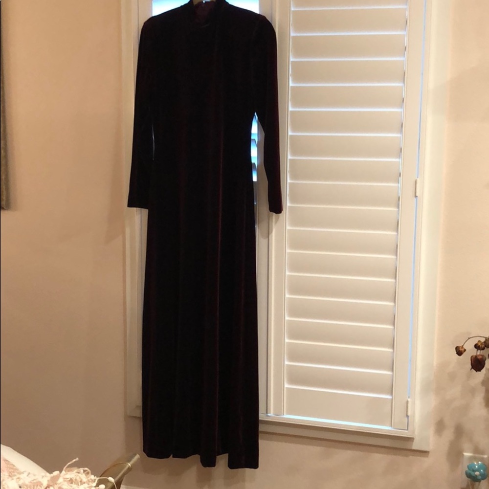 Burgundy long sleeve velvet crew neck dress